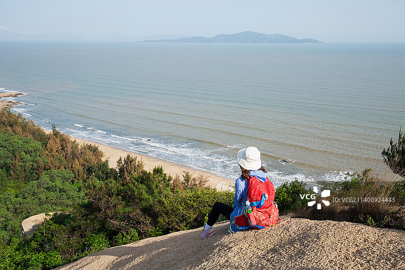 户外徒步爬山面朝大海的女生图片素材