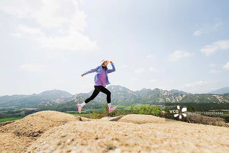 户外徒步爬山的女生图片素材