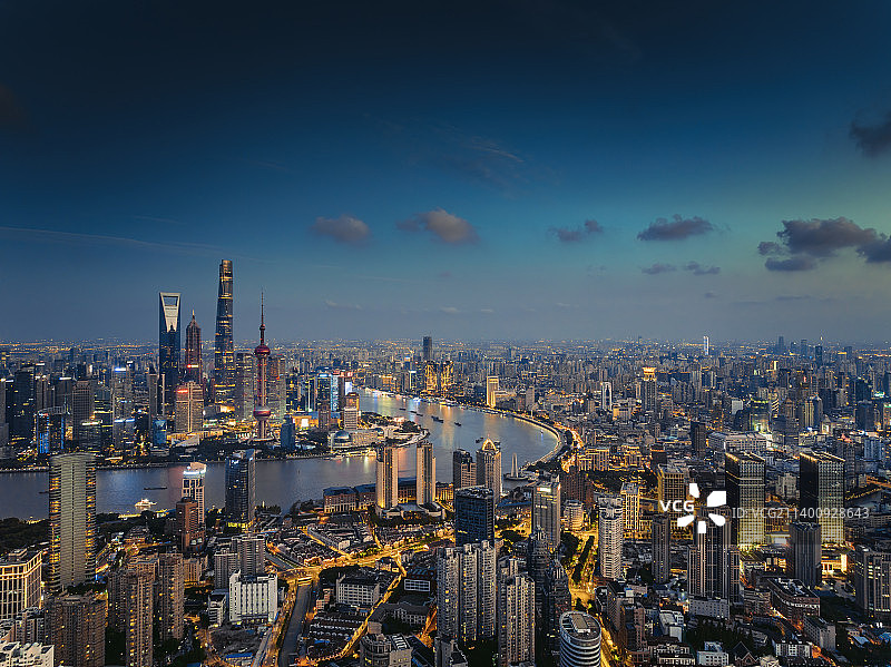 从四川北路北外滩视角俯瞰上海市中心陆家嘴黄浦江湾视角图片素材
