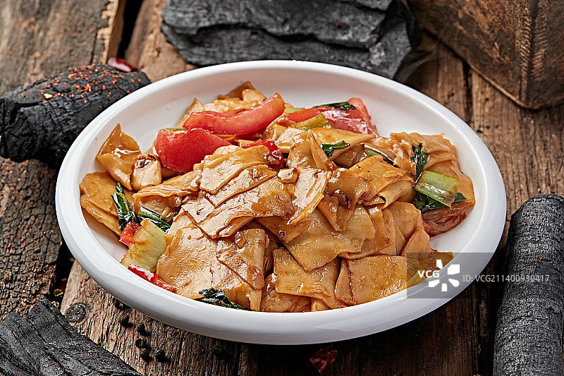 新疆美食丁丁番茄炒面片图片素材