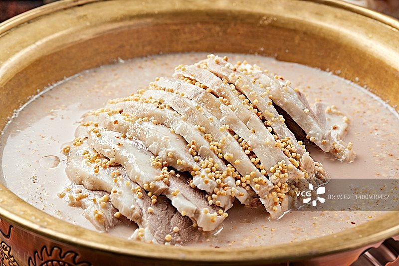 草原风味铜锅奶茶奶嚼磕煮手把肉图片素材