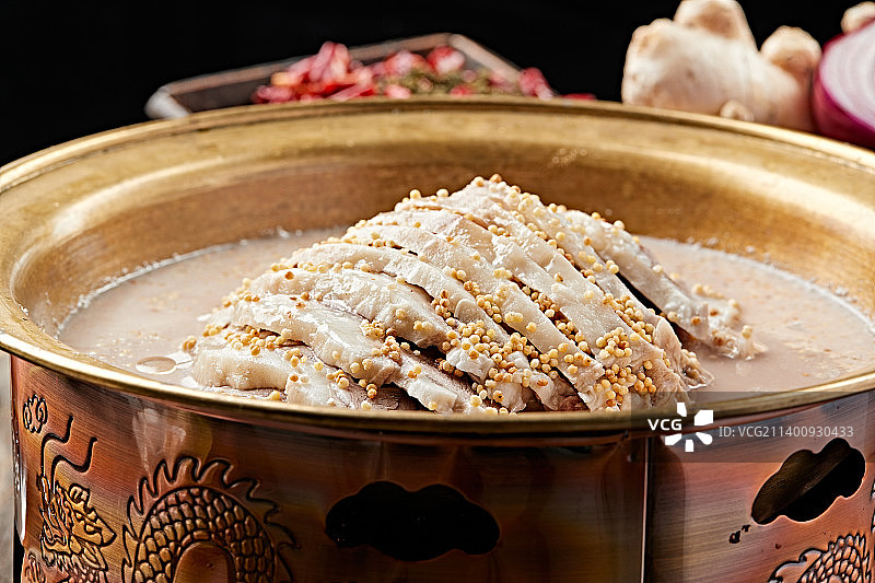 草原风味铜锅奶茶奶嚼磕煮手把肉图片素材