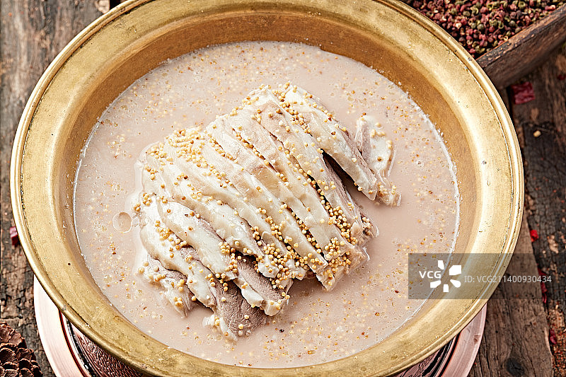 草原风味铜锅奶茶奶嚼磕煮手把肉图片素材