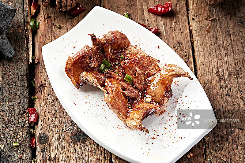 炭烤养殖鹌鹑图片素材