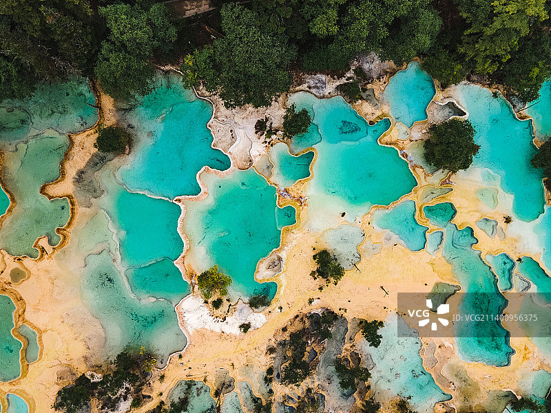 高视角下的蓝色钙化池风景图片素材