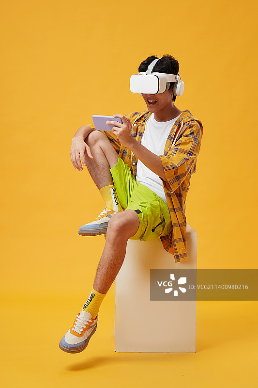 头戴VR的年轻男孩图片素材