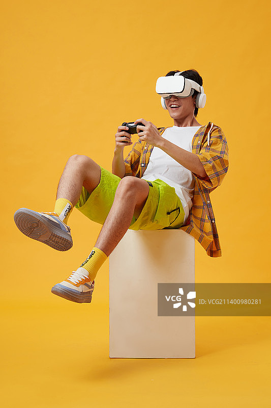 头戴VR的年轻男孩图片素材