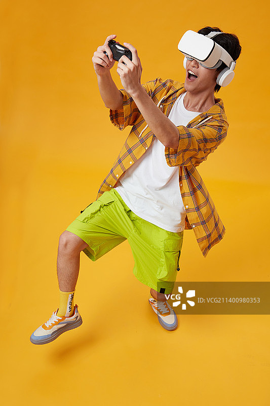 头戴VR的年轻男孩图片素材