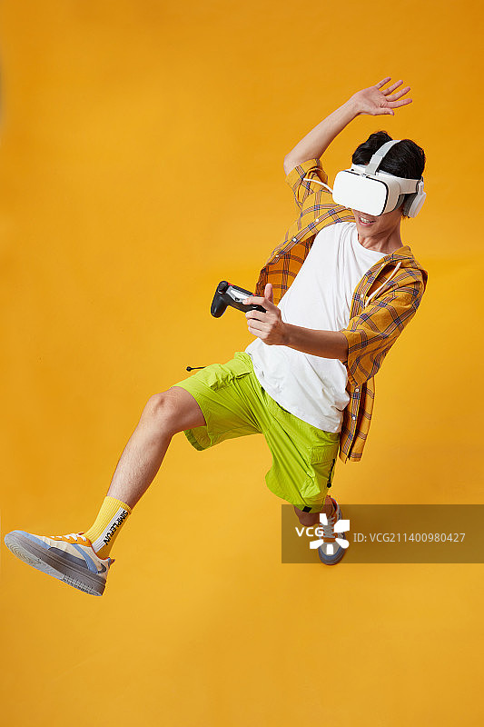 头戴VR的年轻男孩图片素材