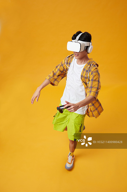 头戴VR的年轻男孩图片素材