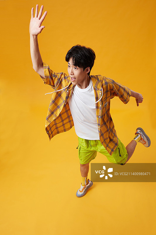 俯视角度下的年轻男孩图片素材