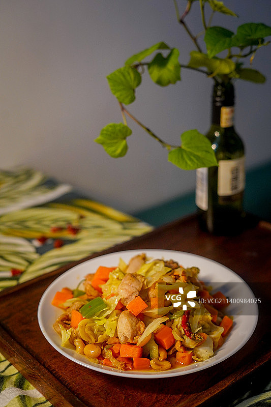桌面上的中餐川菜改良版宫保鸡丁图片素材