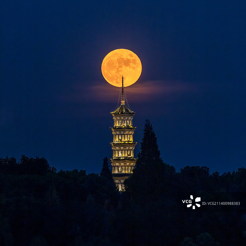 衢州天王塔升起红月亮图片素材