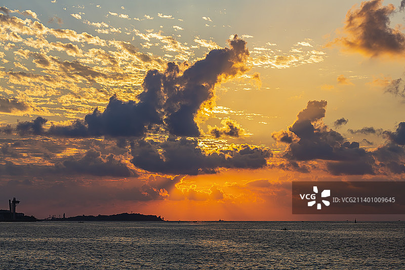 日出时海景映衬着戏剧性的天空图片素材