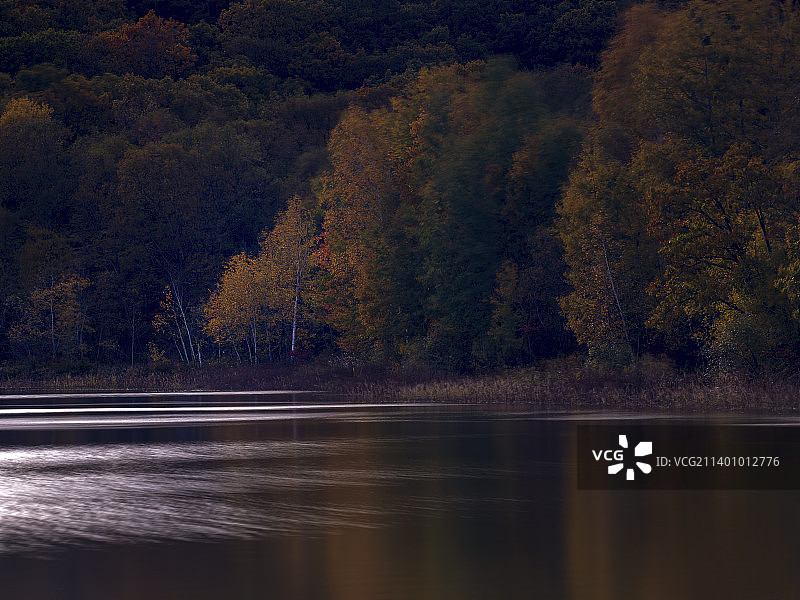 秋风掠过五花山下的湖面图片素材