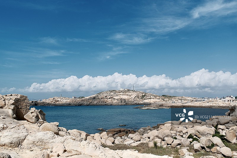 猴研岛海景与顶天建筑图片素材