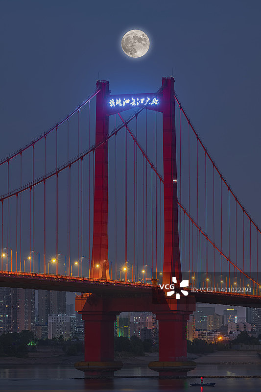 武汉鹦鹉洲长江大桥中秋的月亮图片素材