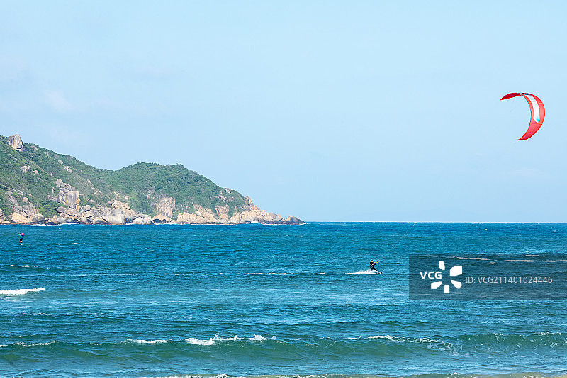 海边风景海浪和风帆冲浪图片素材