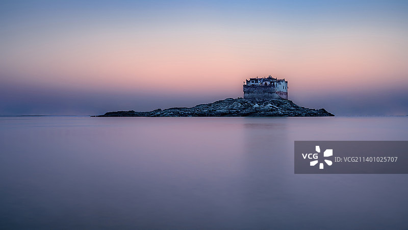 静谧的河上的观音阁图片素材