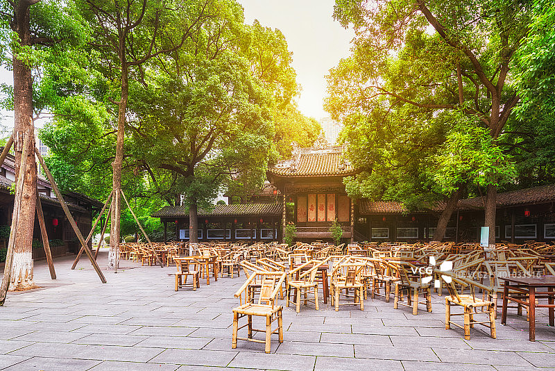 四川成都铁像寺水街无人的露天老茶馆图片素材