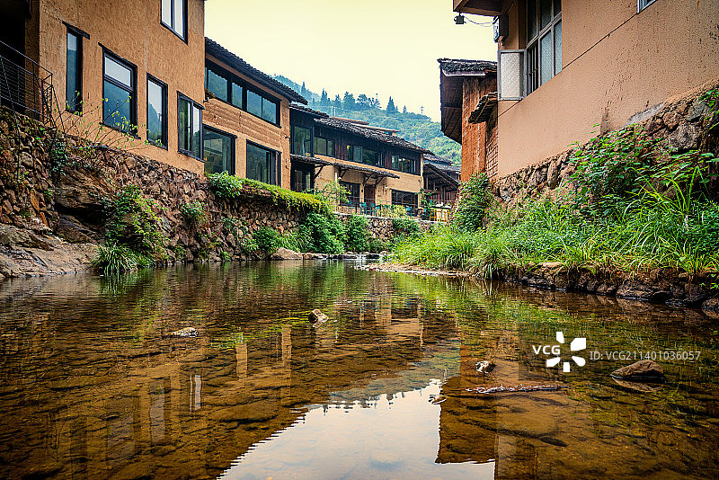 浙江丽水松阳国家传统古村落松庄村黄墙黑瓦图片素材