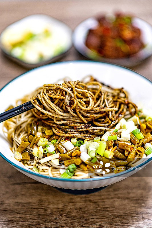 餐桌上的一碗武汉热干面特写镜头.湖北武汉蔡林记热干面美食小吃图片素材