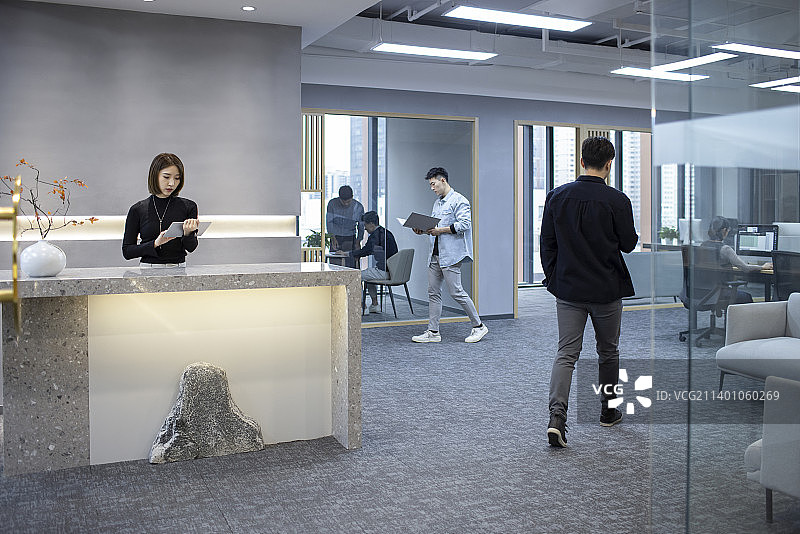 办公室里忙碌的白领图片素材