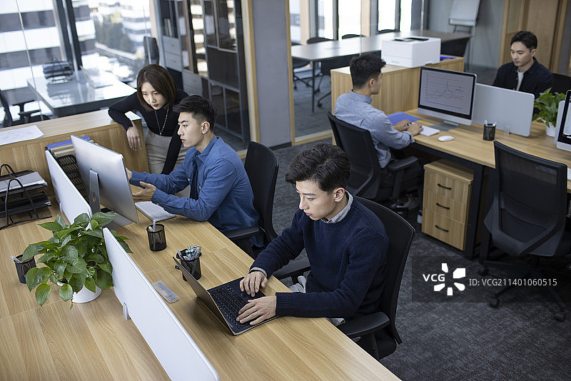 年轻商务人士在办公室工作图片素材