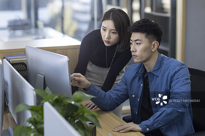 商务人士在办公室讨论工作图片素材