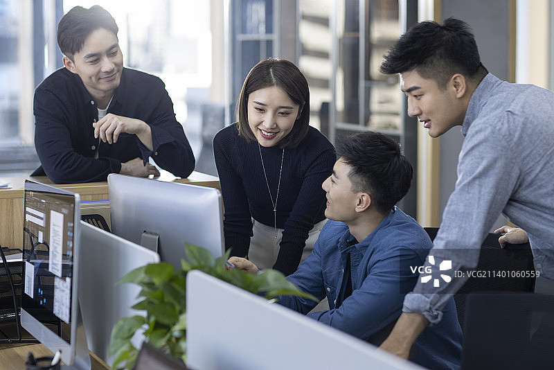 商务人士在办公室讨论工作图片素材