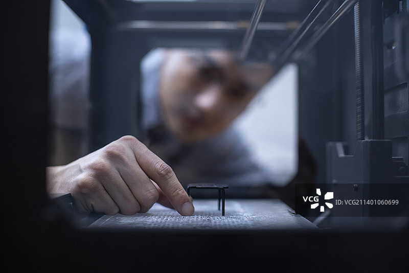 设计师研发3D打印机图片素材