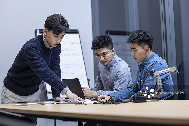 设计师团队研发机械臂图片素材