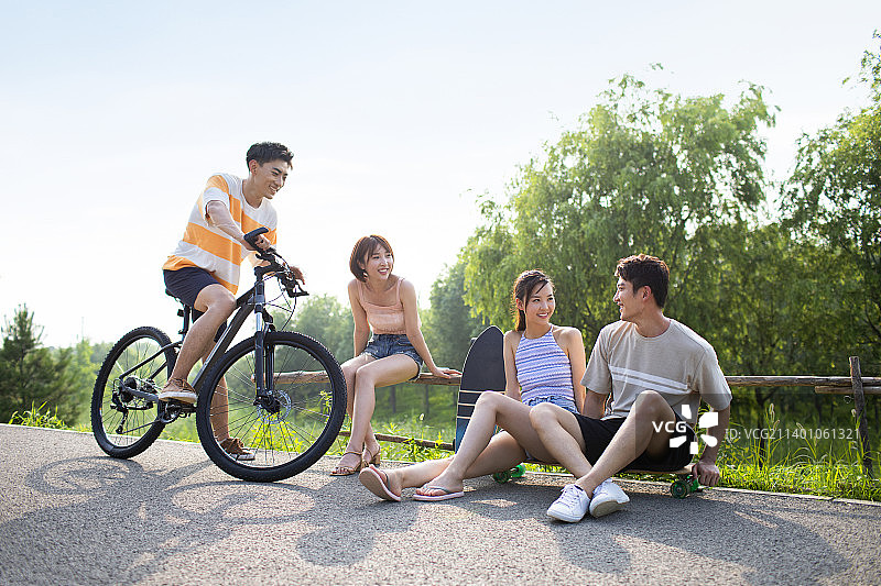 快乐的年轻人在公园聊天图片素材