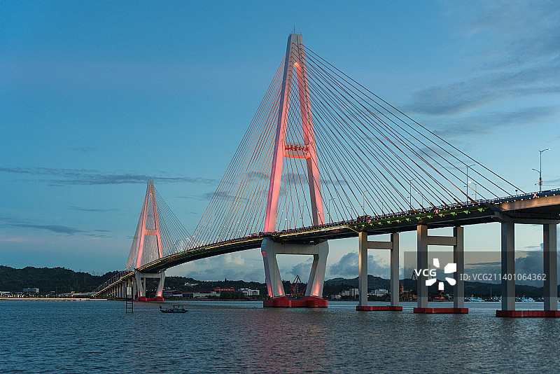 蓝调时分，汕头礐石大桥图片素材