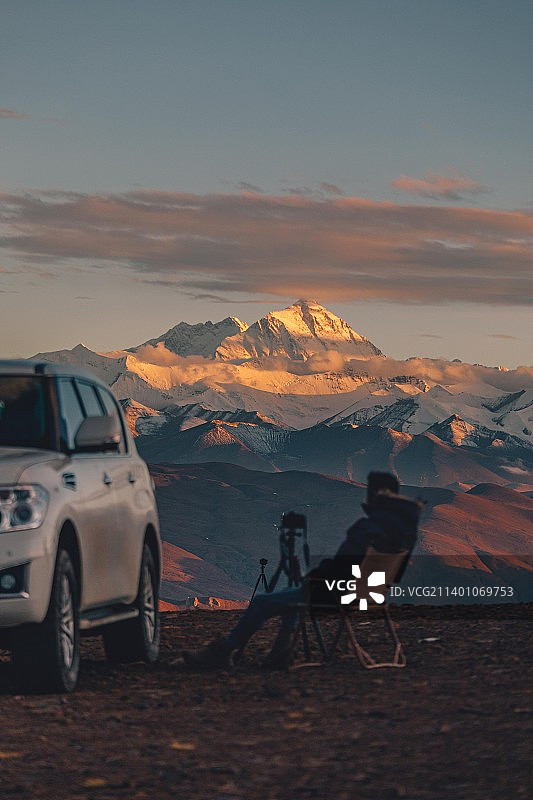 珠穆朗玛峰日落日照金山孤独一个人单独图片素材