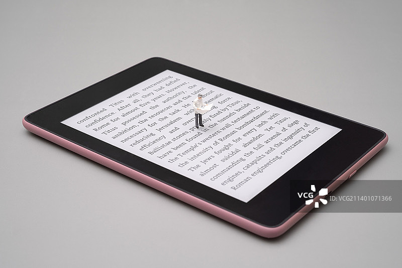 阅读（微缩小人摄影，阅读方式，电子书）图片素材