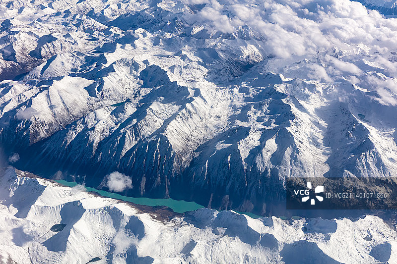 民航飞机上看西藏昌都市洛隆县的冻错湖和雪山图片素材
