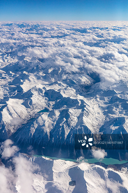 民航飞机上看西藏昌都市洛隆县的冻错湖和雪山图片素材