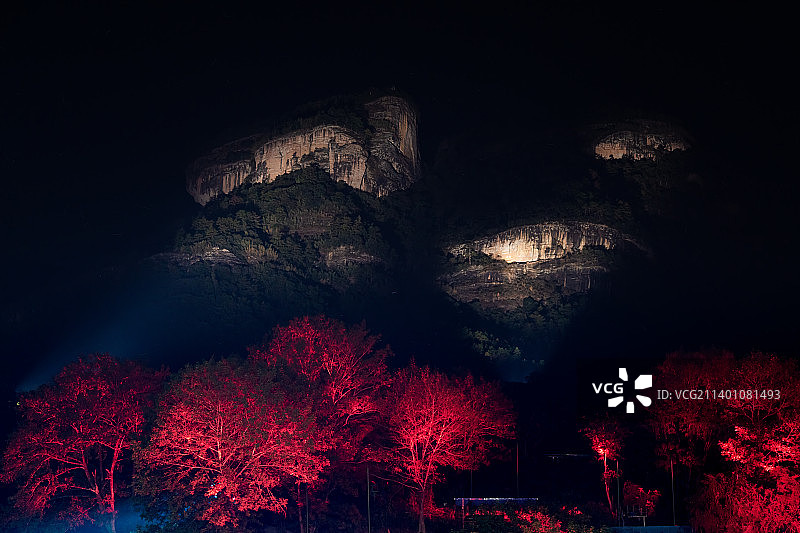 夜晚探照灯光照亮的武夷山第一峰大王峰，印象大红袍实景演出效果图片素材