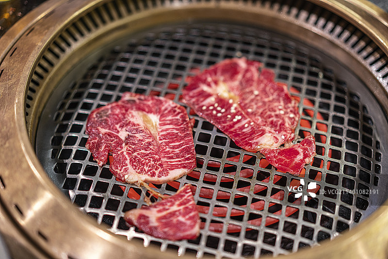烤肉架上的和牛烧烤特写镜头图片素材