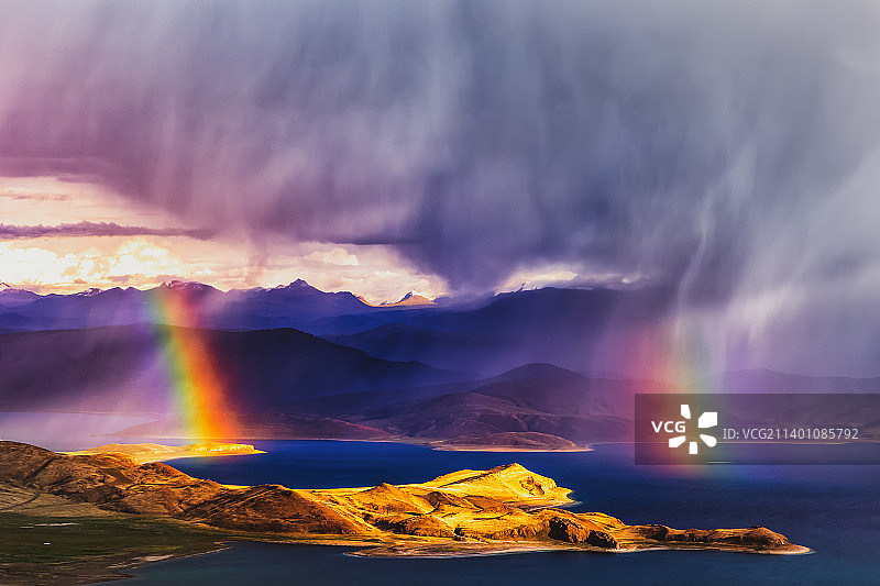 羊湖上的双彩虹图片素材