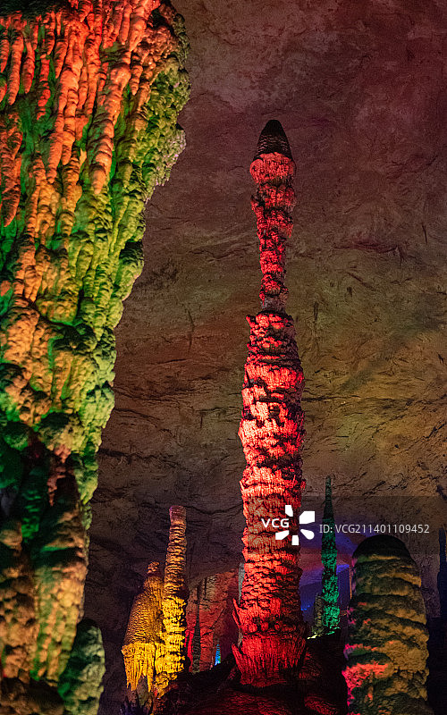 张家界黄龙洞风景区溶洞火箭升空图片素材