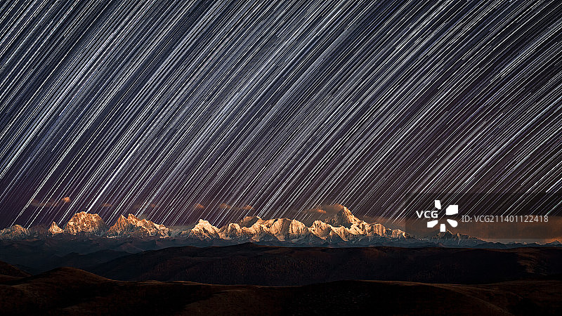 黑石城远眺贡嘎星轨图片素材