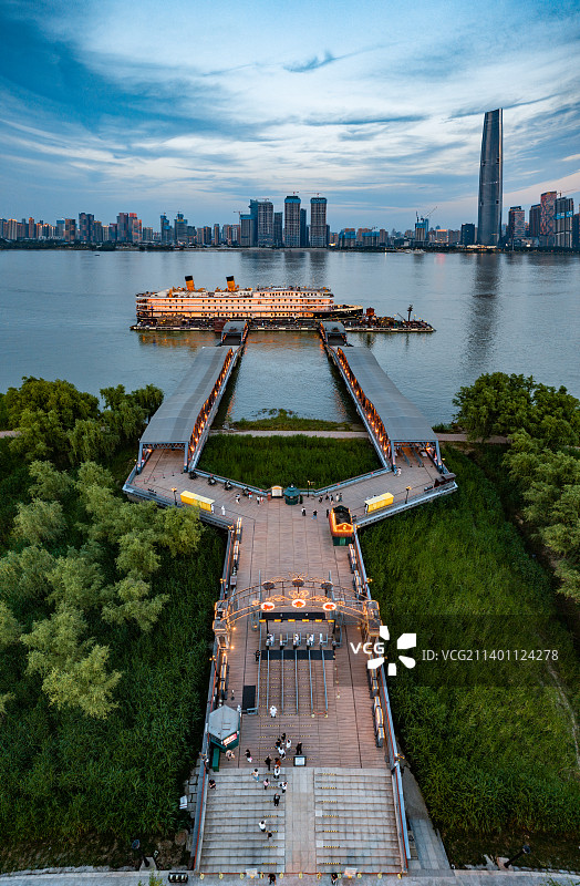 武汉长江知音号夜景全景图片素材