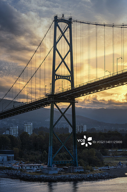 桥上桥下～温哥华狮门桥曰出图片素材