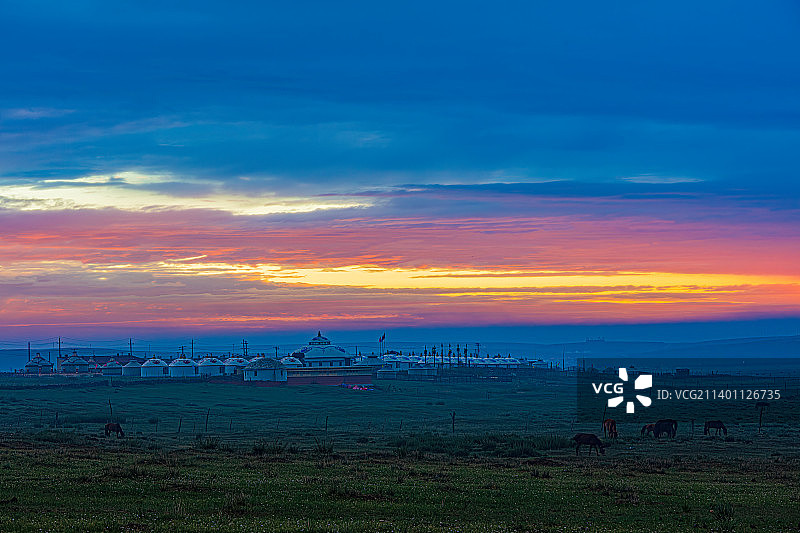 内蒙古呼和浩特市希拉穆仁草原日出图片素材