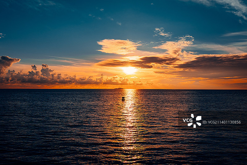 浮标迎对夕阳图片素材