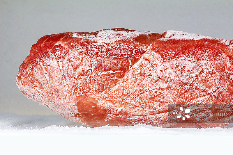 急冻室里结霜的肉图片素材