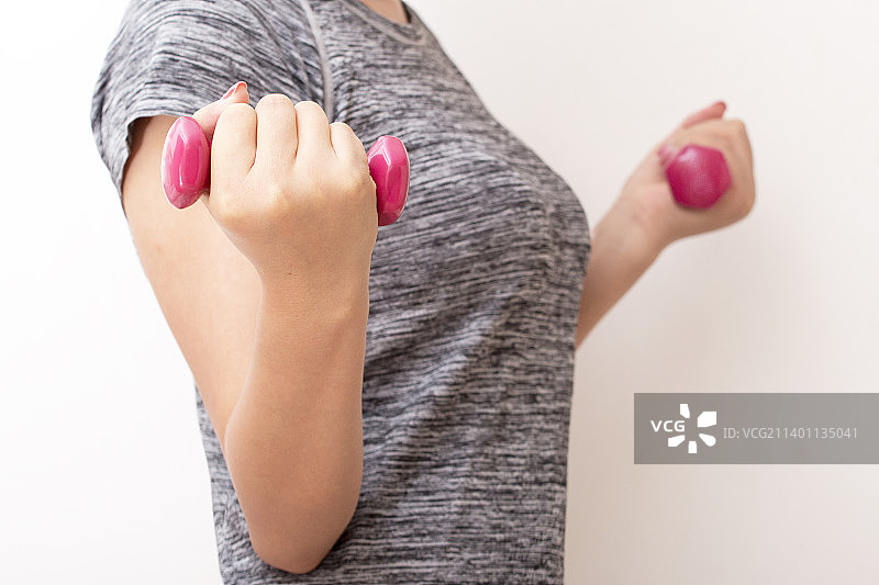 举哑铃的女生手部特写图片素材