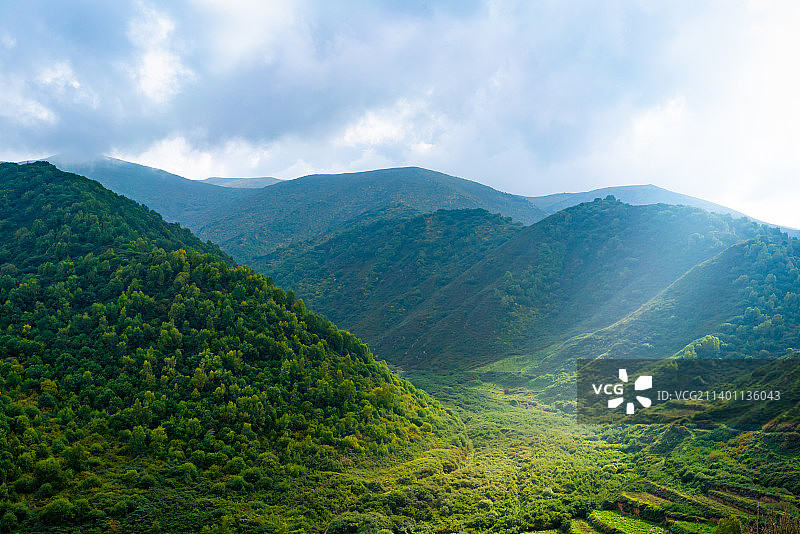 甘肃兰州兴隆山马衔山原始森林梯田自然风景图片素材
